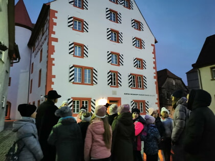 Die Mädchenjungschar unterwegs mit dem Nachtwächter