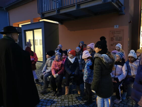 Die Mädchenjungschar unterwegs mit dem Nachtwächter